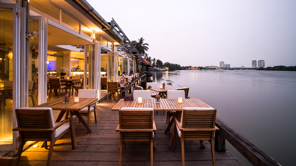 Một phần sảnh ngoài của The Deck Saigon