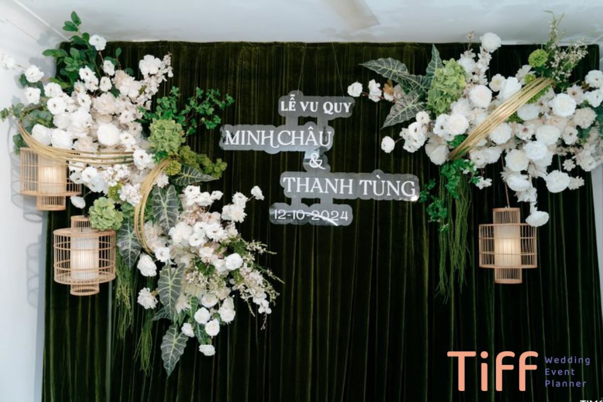 Kết hợp hoa lụa trắng trên nền vải nhung xanh đậm tạo sự sang trọng