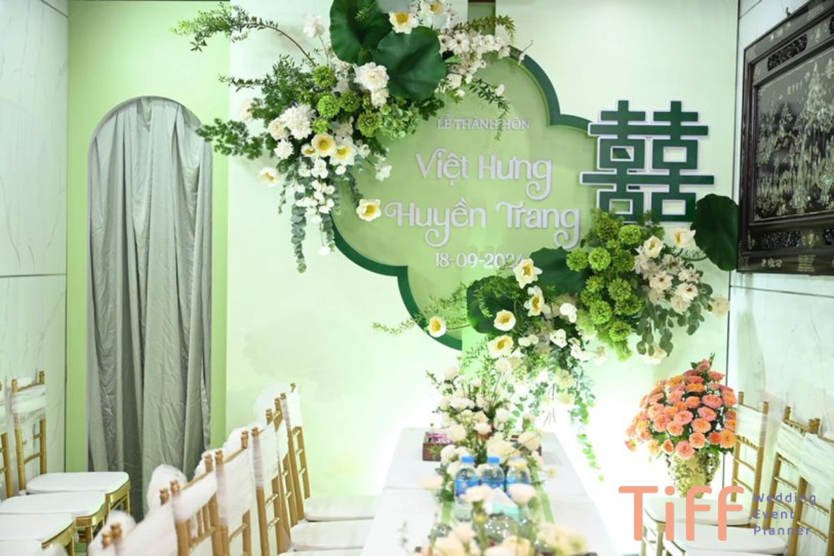 Backdrop và hoa màu xanh lá tạo sự mát mẻ cho không gian (Ảnh: TIFF.vn)