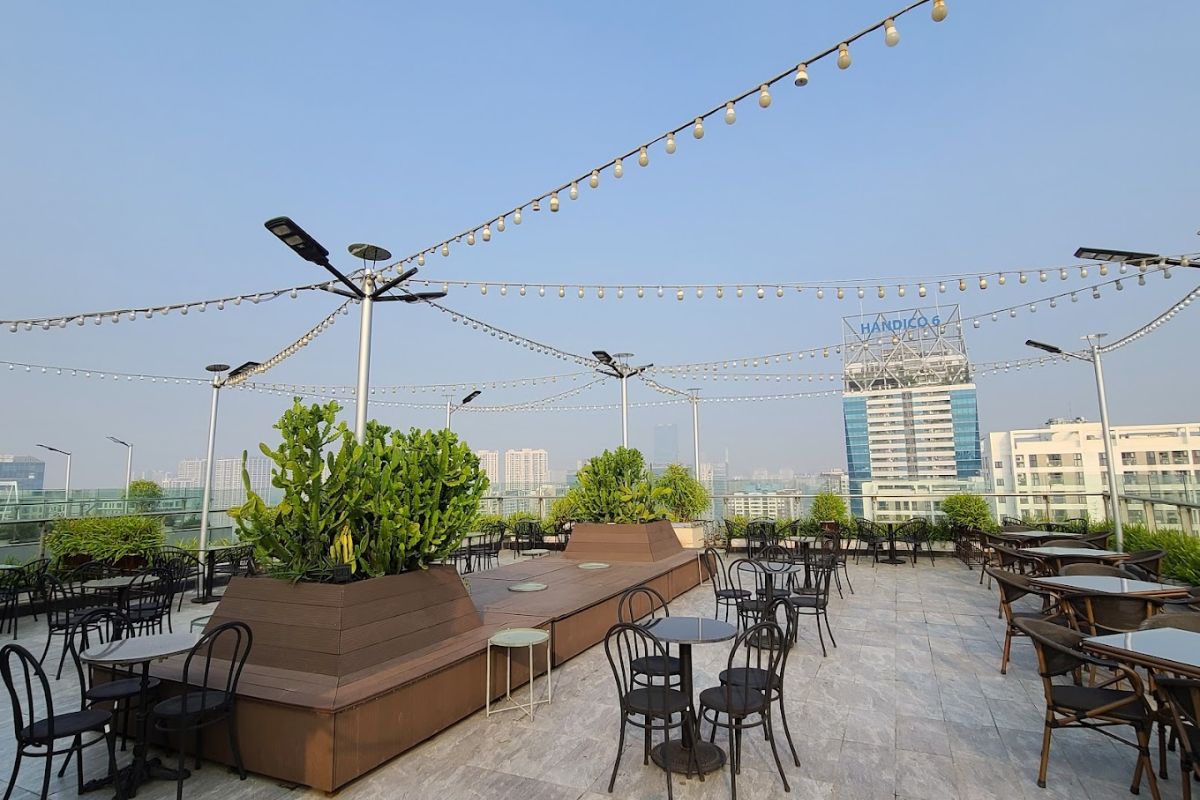 Tọa lạc trên tầng cao với không gian ngoài trời "lộng gió", Trill Rooftop Café mang đến một góc nhìn tuyệt đẹp bao quát cả thành phố (Ảnh: Sưu tầm)