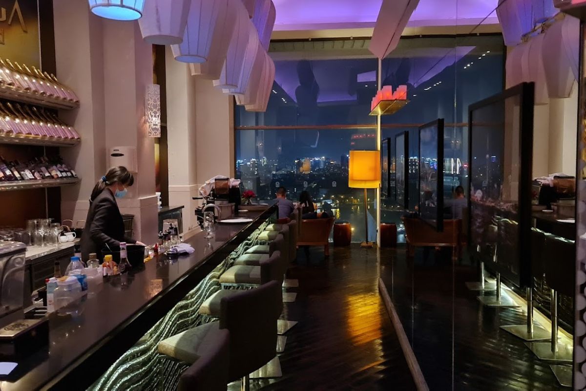 Summit Lounge, nổi tiếng với không gian sang trọng và tầm nhìn đắt giá hướng ra hồ Tây thơ mộng (Ảnh: Sưu tầm)