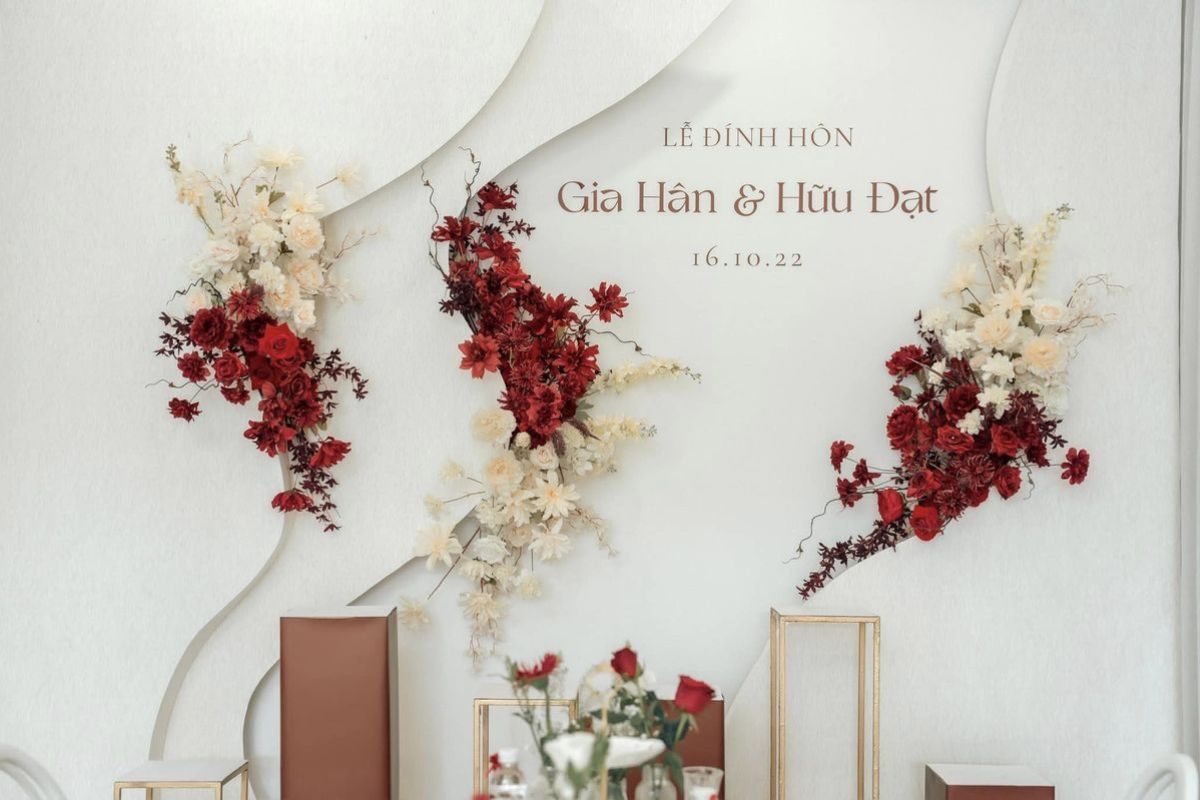 Mẫu trang trí backdrop lễ gia tiên tone trắng kết hợp hoa lụa đỏ tối giản, thanh nhã (Ảnh: Sưu tầm)