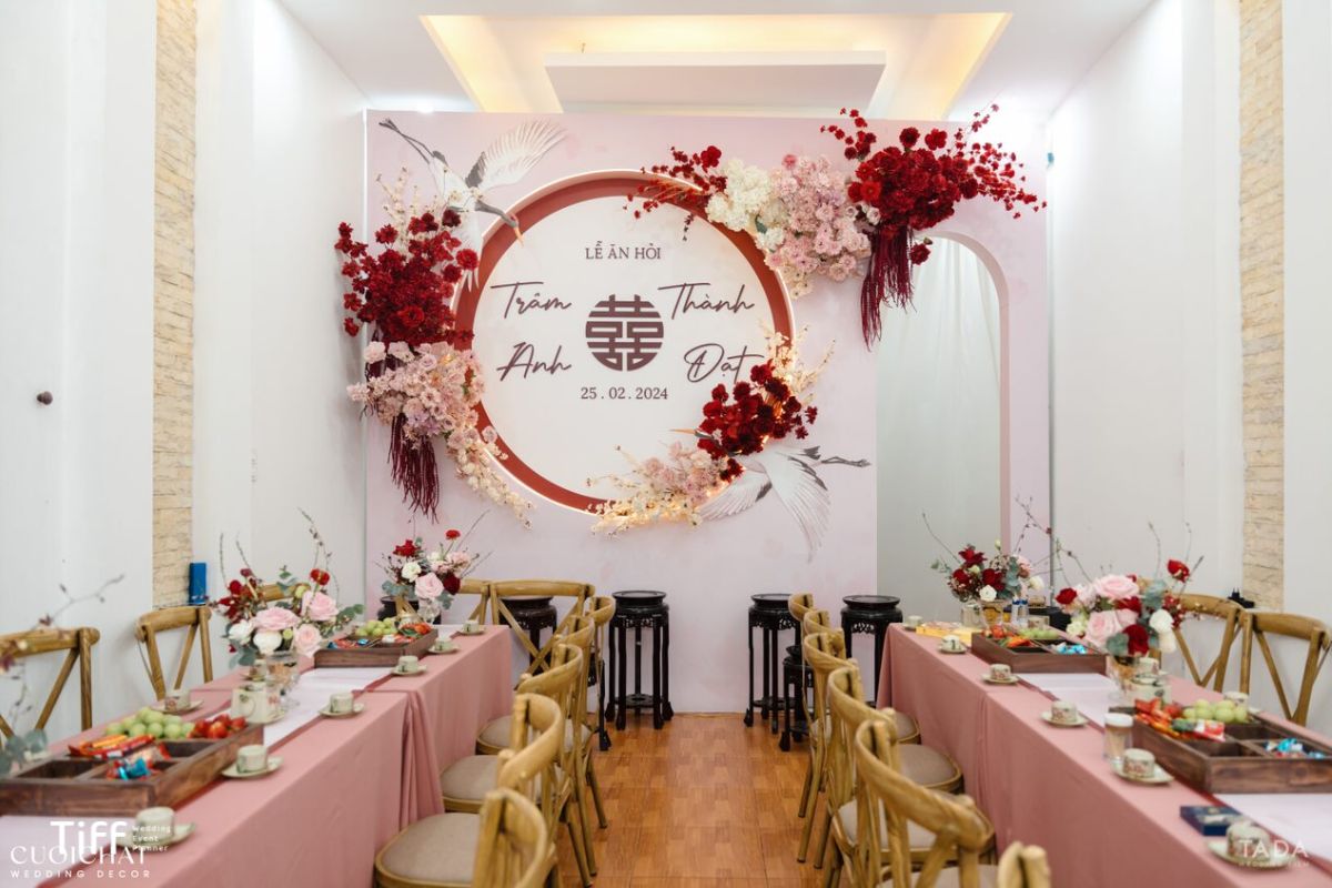 Mẫu backdrop fomex cao cấp kết hợp hoa lụa ăn hỏi Hà Nội tone đỏ hồng ngọt ngào, sang trọng (Ảnh: Tiff.vn)