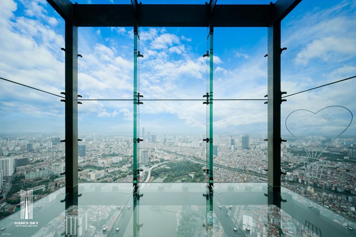 Tháp quan sát Lotte Skywalk mang đến khung cảnh toàn cảnh Hà Nội rực rỡ từ trên cao (Ảnh: Sưu tầm)