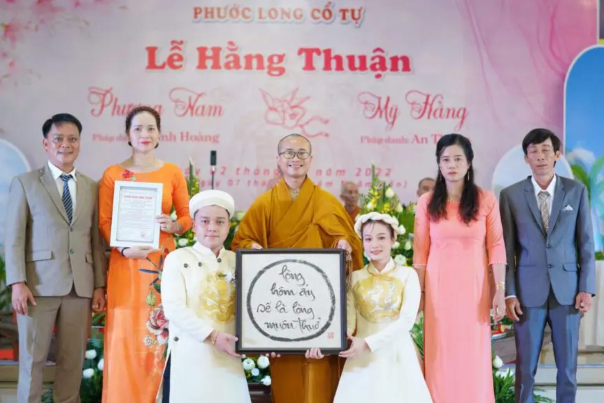 Mọi người thường cùng nhau dùng trà và thưởng thức bánh ngọt sau hoàn tất nghi lễ cưới tại chùa (Ảnh: Sưu tầm)