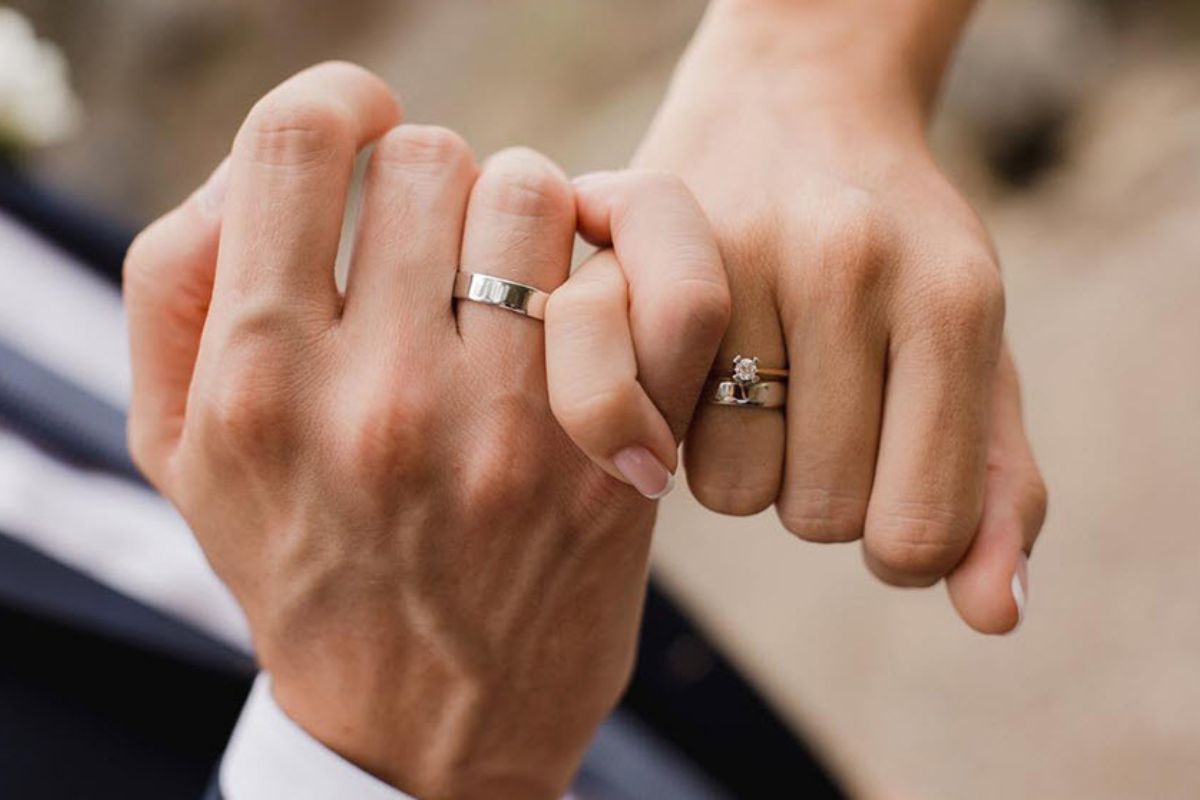 Nhẫn cưới là biểu tượng thiêng liêng của tình yêu và sự gắn kết bền vững trong hôn nhân (Ảnh: Sưu tầm)