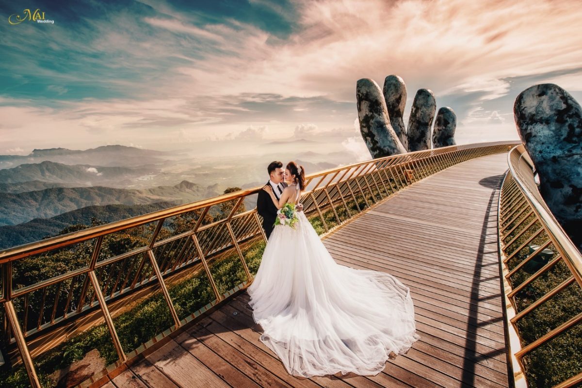 Cặp đôi chụp ảnh cưới trên Cầu Vàng Đà Nẵng với khung cảnh hùng vĩ. (Ảnh: Sưu tầm) 