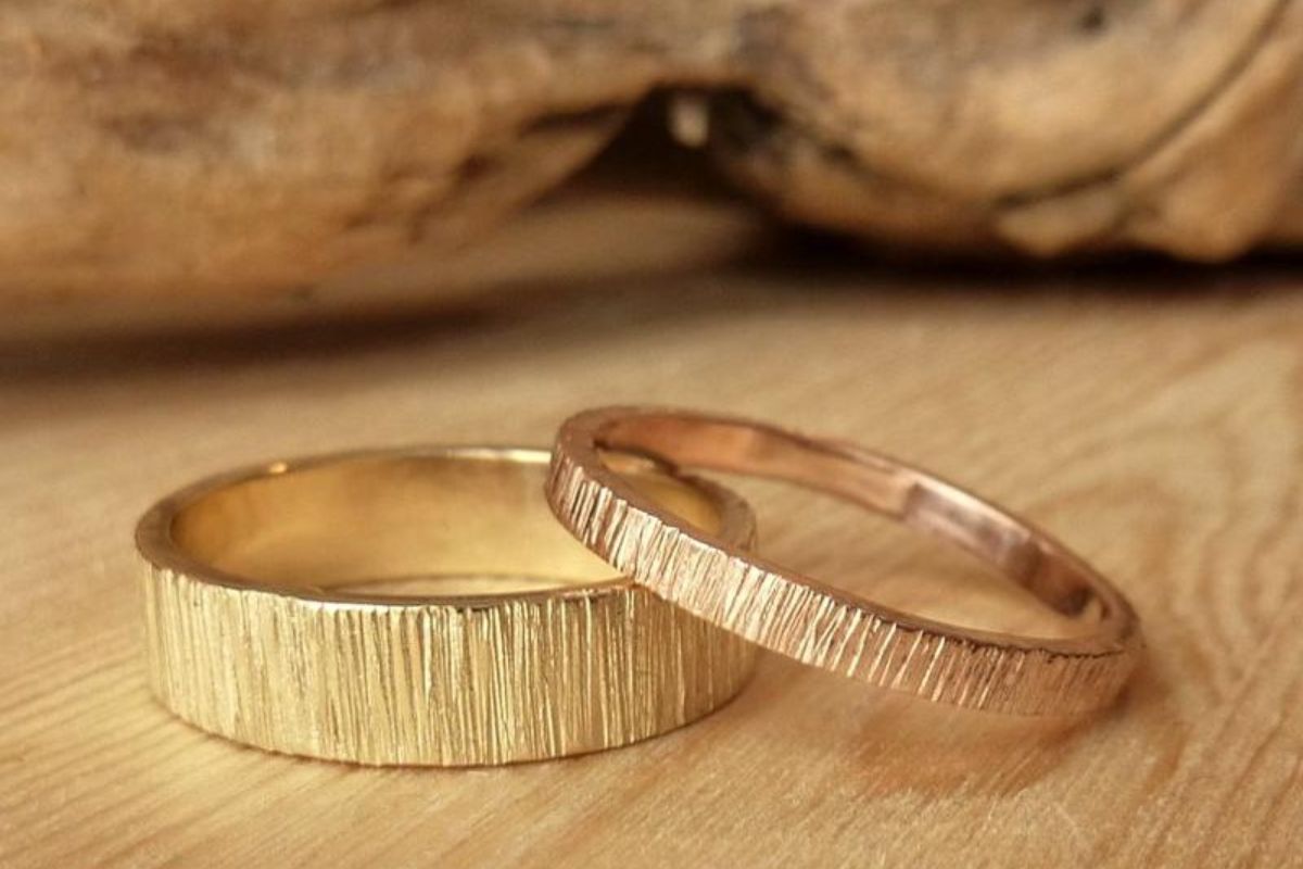 Bộ thiệp cưới, váy cô dâu và quà tặng khách được chuẩn bị kỹ lưỡng. (Ảnh: TIFF.vn) 