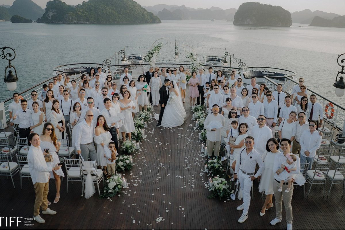 Chọn váy cưới, nhà cung cấp dịch vụ và thiệp mời trong giai đoạn chuẩn bị. (Ảnh:TIFF.vn)