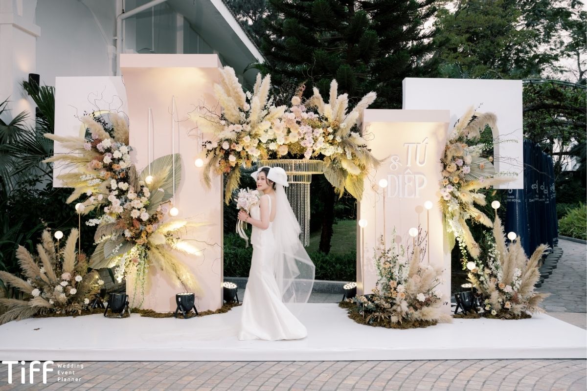 Backdrop chụp hình từ cỏ lau (Ảnh: Tiff.vn)