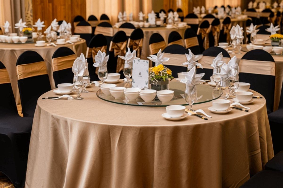 Mẫu bàn tiệc cưới phong cách rustic – mộc mạc (Ảnh: Sưu tầm)