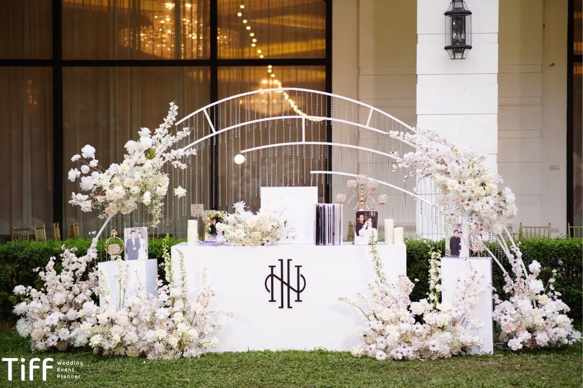 Trang trí bàn cưới ngoài trời (Ảnh: Tiff.vn)