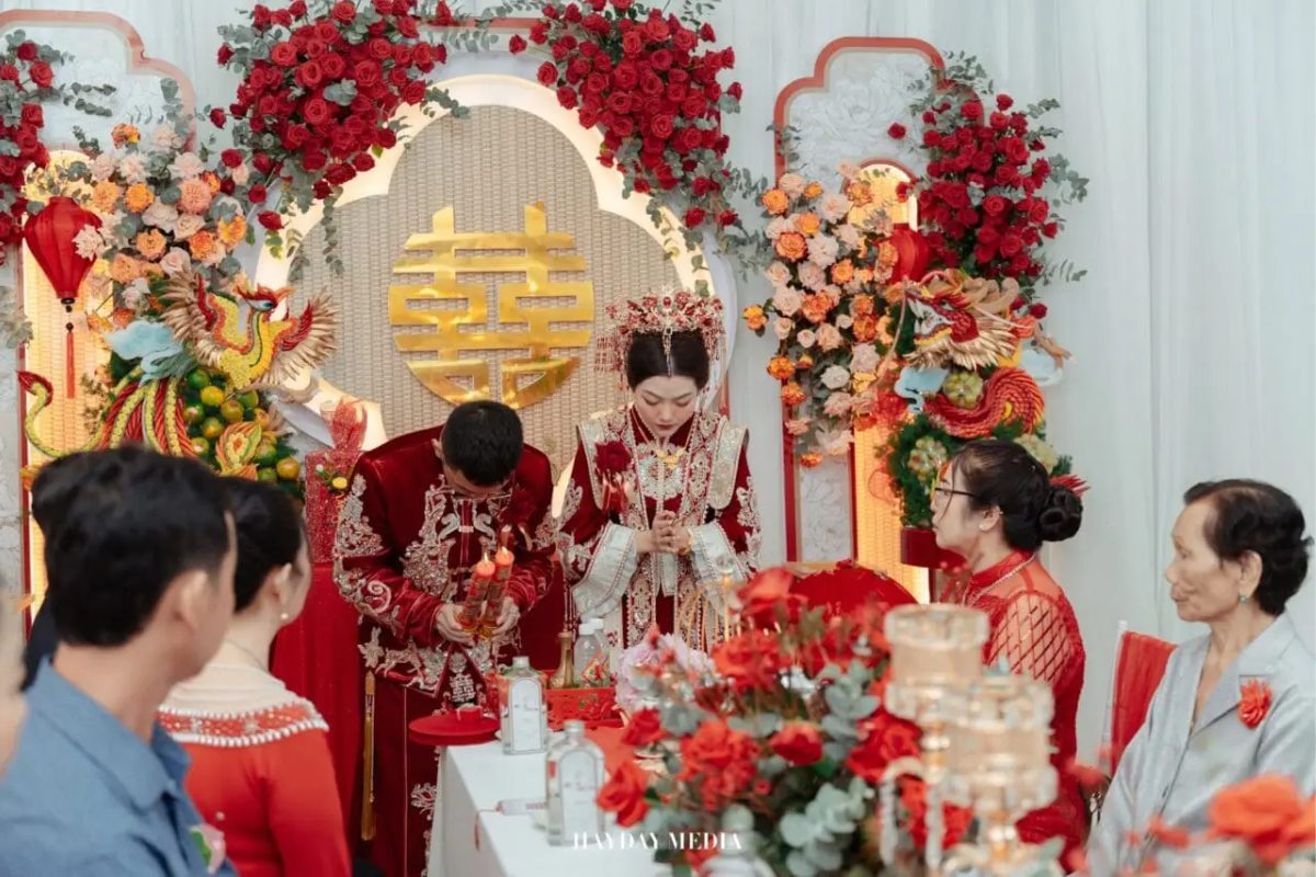 Màu đỏ truyền thống trong đám cưới người Hoa, biểu tượng may mắn, hạnh phúc và sự thịnh vượng. (Ảnh: Sưu tầm)