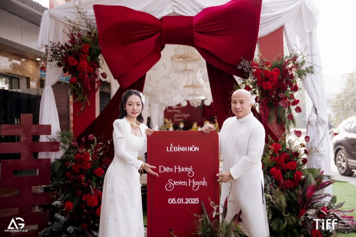 Kết hợp cùng ánh đèn dịu và ghế tiffany trắng để tăng hiệu ứng thị giác cho không gian tiệc. (Ảnh: TIFF.vn)