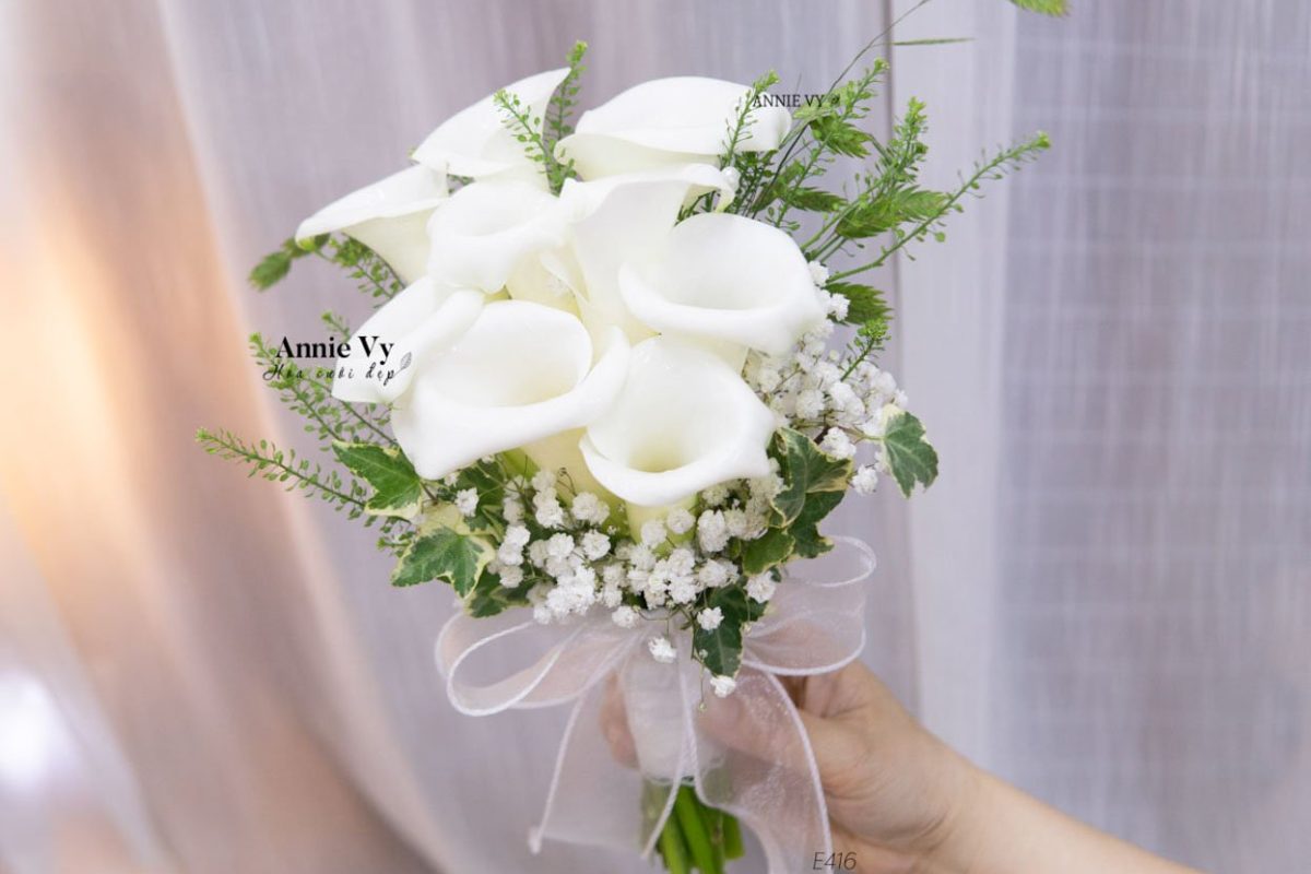 Bó hoa cưới Calla Lily trắng tinh tế. (Ảnh: Sưu tầm)