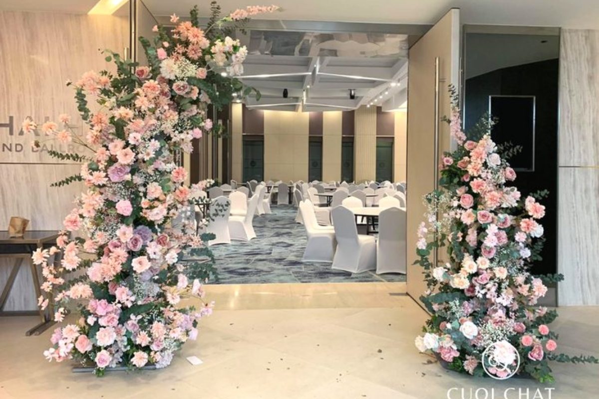 Hoa tươi trang trí đám cưới tạo không gian lãng mạn và thể hiện phong cách riêng của cặp đôi. (Ảnh: TIFF.vn)