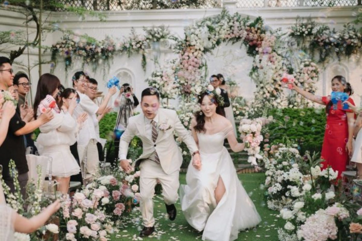 Ý tưởng trang trí ghế đám cưới đồng nhất với màu sắc chủ đạo và phong cách tiệc cưới. (Ảnh: TIFF.vn)