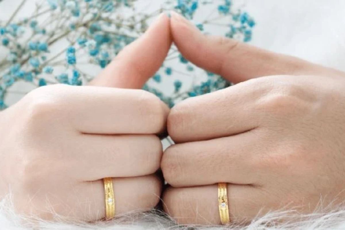 Nhẫn cưới vàng tây có độ cứng cao, ít bị móp méo bởi va đập (Ảnh: Sưu tầm)