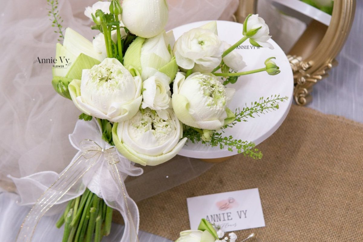 Bó hoa cưới bằng hoa sen điểm thêm nơ lụa cùng tone váy cưới tạo nên vẻ đẹp nhẹ nhàng, thanh thoát và thủy chung.(Ảnh: Sưu tầm)