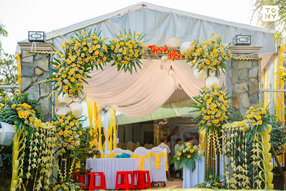 Cổng lá dừa phá cách độc đáo, nổi bật giữa không gian cưới hiện đại. (Ảnh: TIFF.vn) 