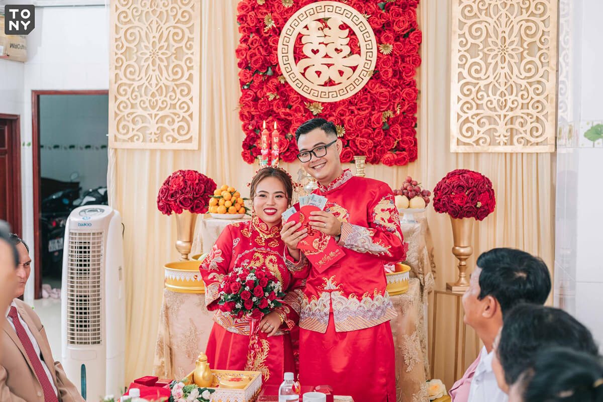 Sân khấu đám cưới đỏ rực với đèn lồng, chữ Song Hỷ. (Ảnh: Sưu tầm)