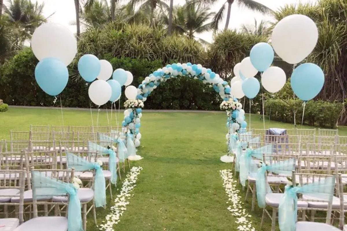 Hoa trang trí đám cưới kết hợp với bóng bay màu trắng treo phía sau ghế. (Ảnh: Sưu tầm)