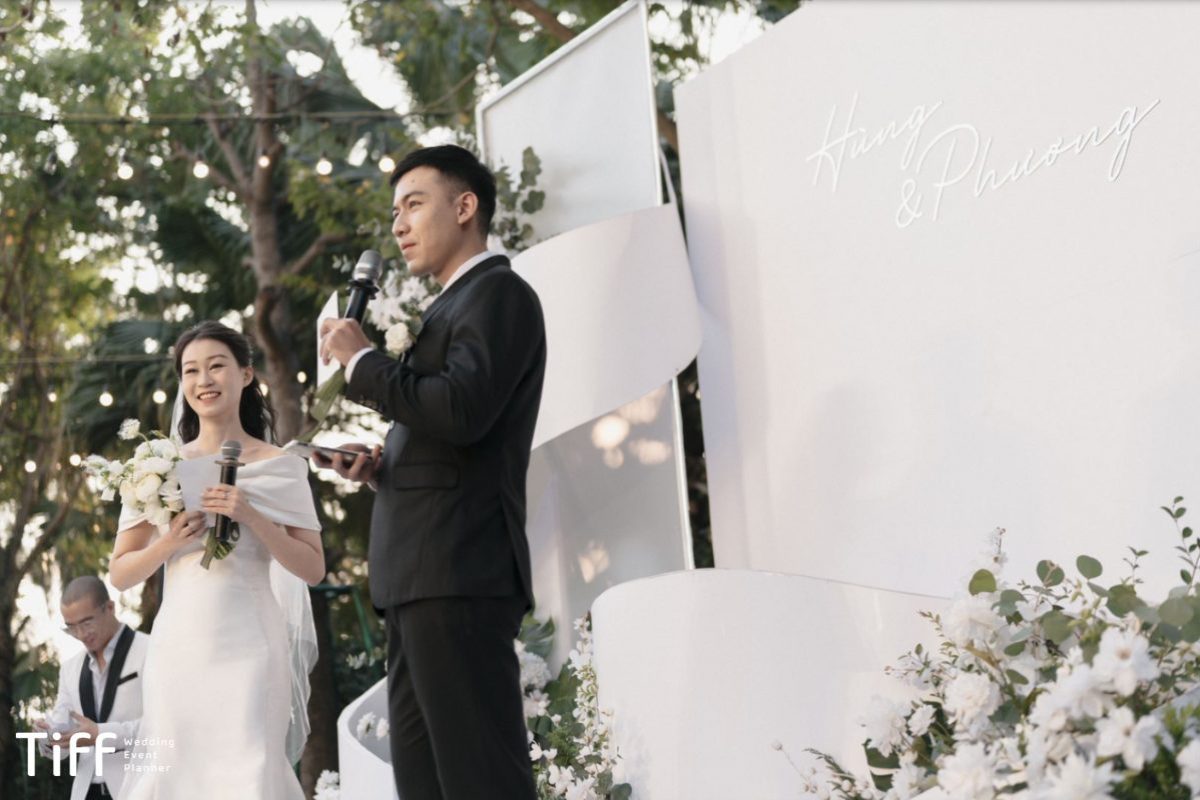 Viết tay hoặc in sẵn lời thề để dễ theo dõi khi đọc, tránh bị gián đoạn cảm xúc. (Ảnh: TIFF.vn)
