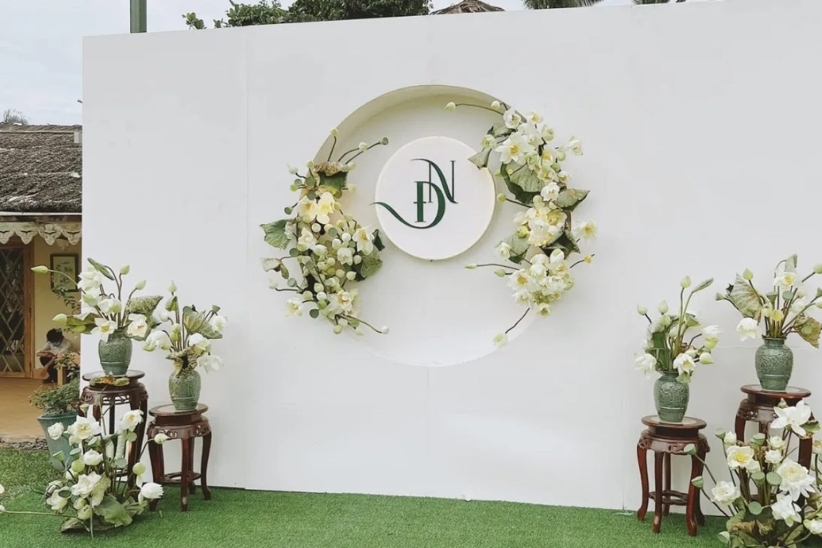 Backdrop hoa sen trong đám cưới tạo nên không gian lãng mạn. (Ảnh: Sưu tầm)