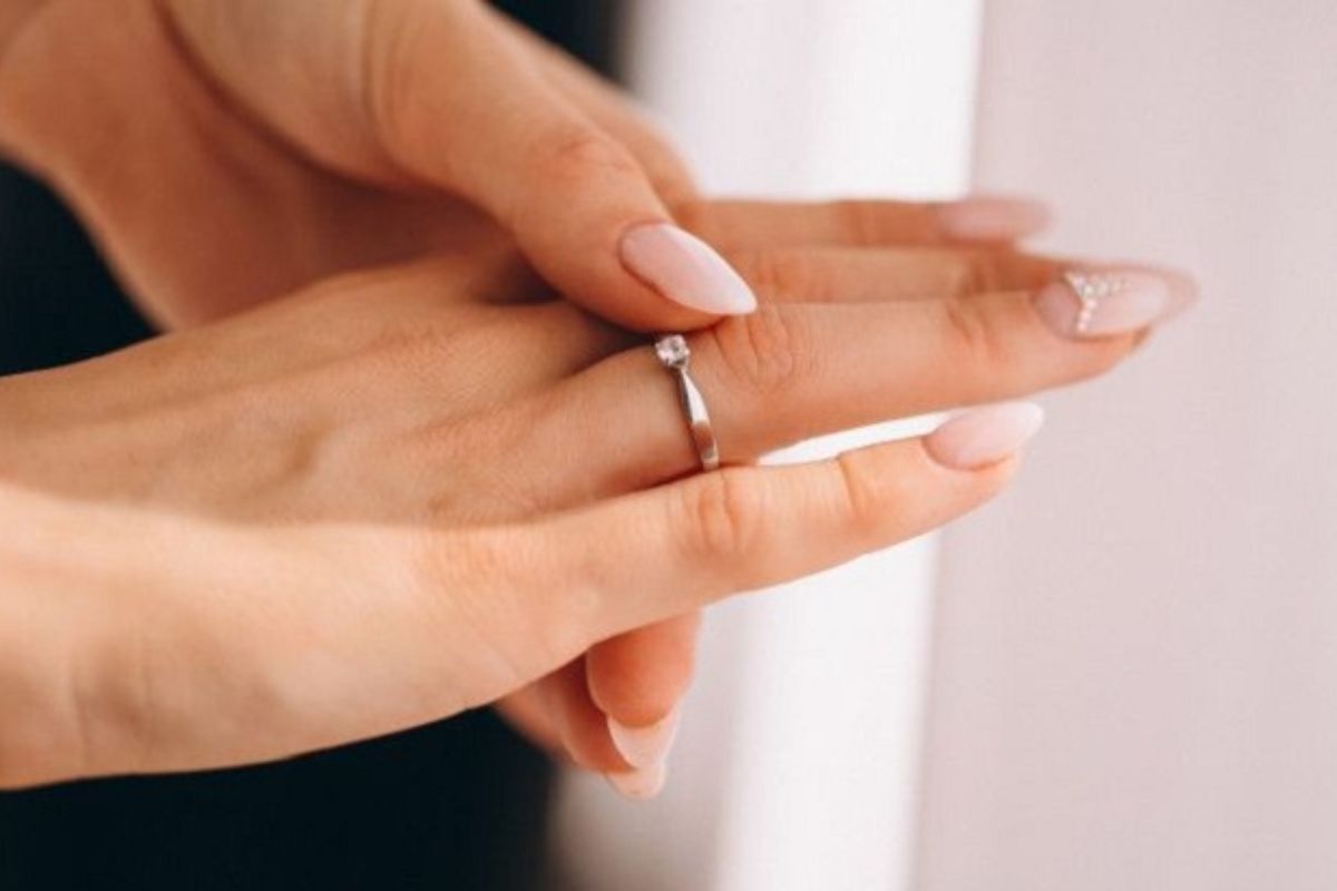 Bạn có thể thử đổi sang đeo ở một ngón tay khác có kích thước lớn hơn (Ảnh: Sưu tầm)