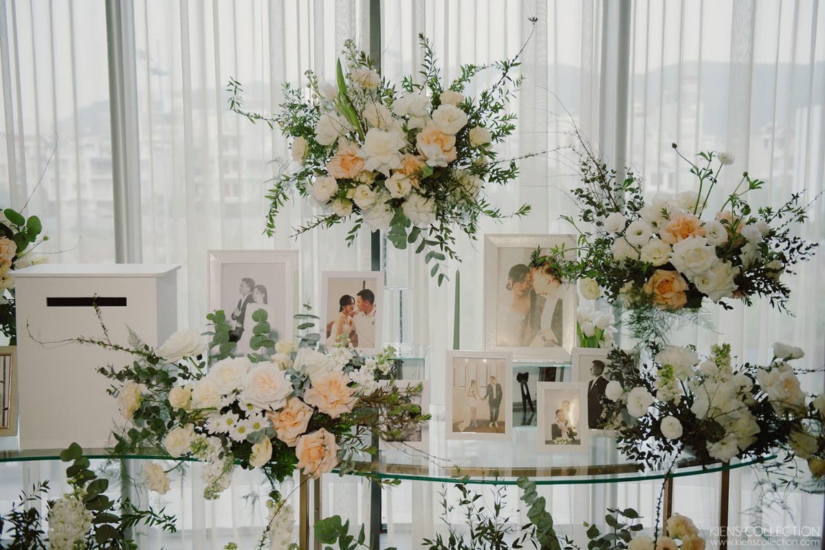Hoa trang trí bàn tiệc cưới dạng garland trải dài bàn tiệc. (Ảnh: Sưu tầm)