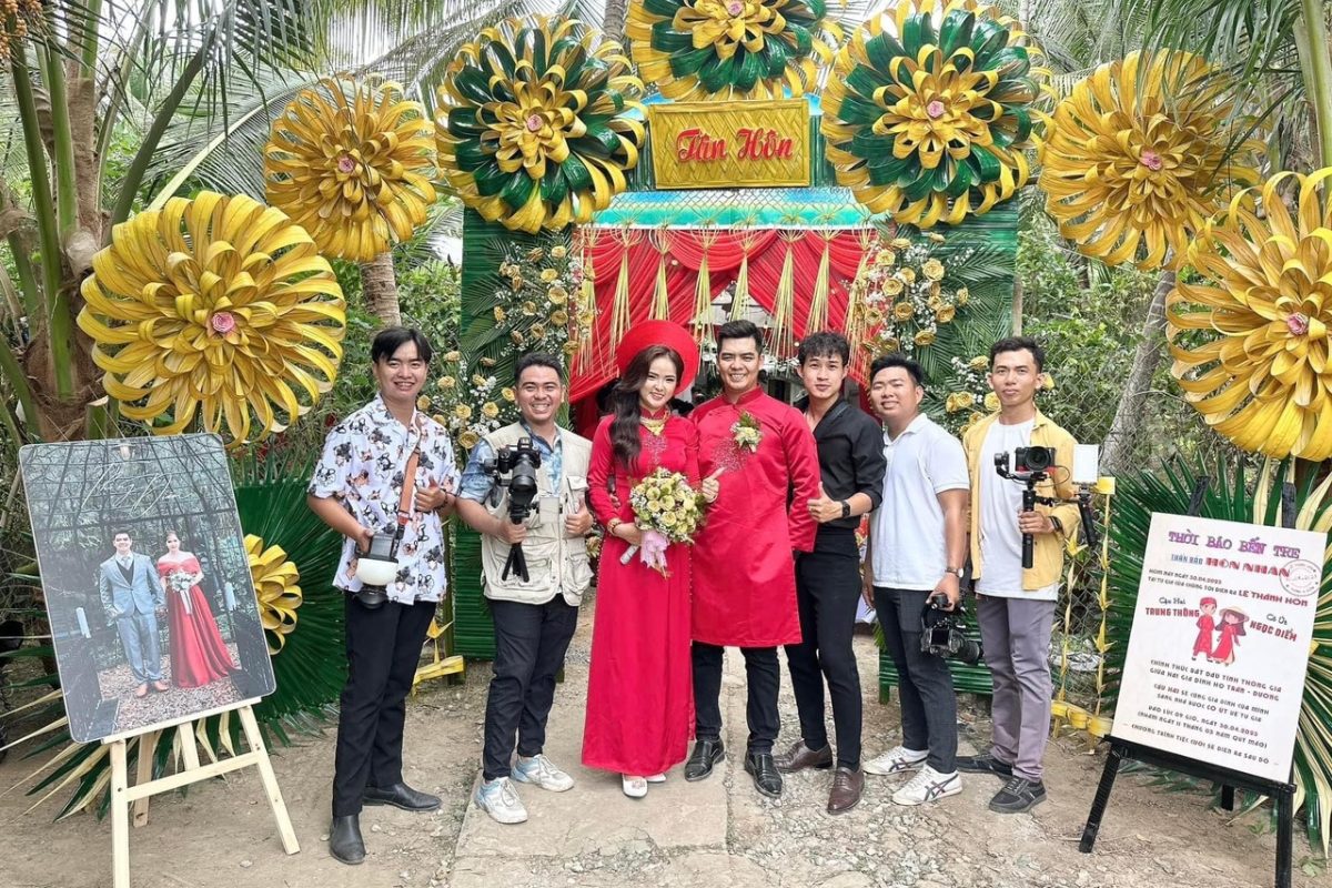 Cổng cưới bằng tre nứa, bàn tiệc dưới mái hiên quê nhà. (Ảnh: Sưu tầm)
