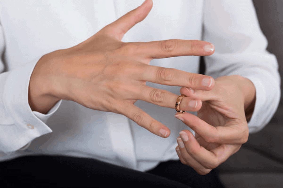 Nhẫn cưới bị rộng có thể do nhiều nguyên nhân khác nhau (Ảnh: Sưu tầm)