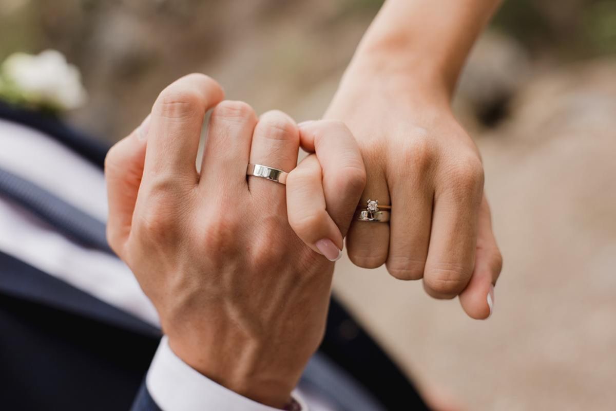 Đeo nhẫn cưới và chụp cận cảnh bàn tay để làm nổi bật thiết kế của nhẫn (Ảnh: Sưu tầm)