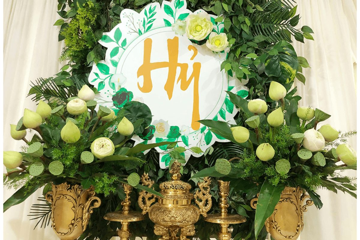 Bàn gia tiên trang trí bằng hoa sen, tạo không khí trang trọng và thiêng liêng trong đám cưới. (Ảnh: Sưu tầm)
