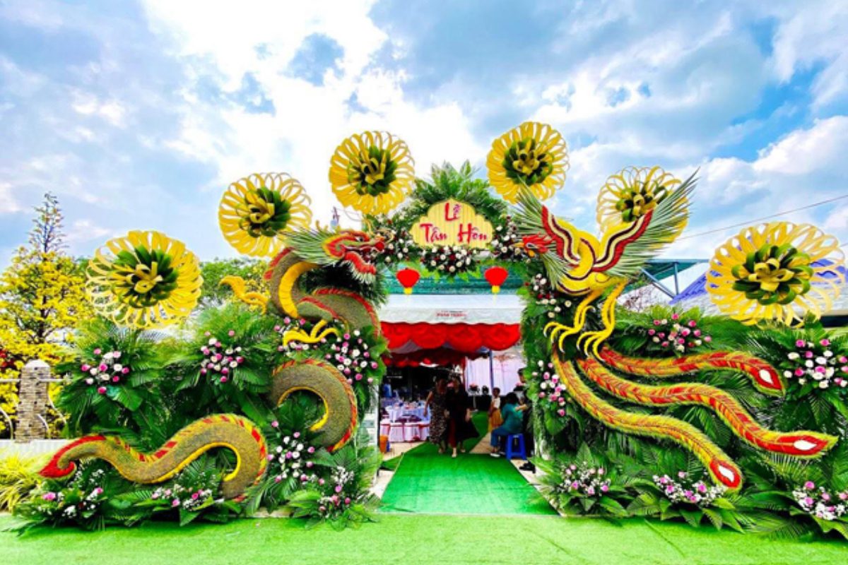 Cổng cưới lá dừa miền Tây với họa tiết rồng phượng thủ công, biểu tượng cho tình yêu bền chặt. (Ảnh:Sưu tầm) 