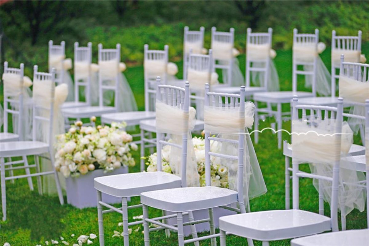 Hoa trang trí đám cưới trên ghế với ruy băng lụa mềm mại màu hồng. (Ảnh: Sưu tầm)