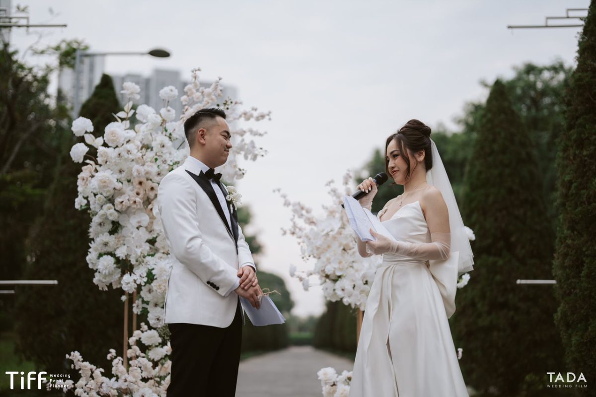 Cô dâu chú rể trao lời thề nguyện trong lễ cưới, ánh sáng ấm áp, không gian thiêng liêng và đầy cảm xúc. (Ảnh: TIFF.vn)