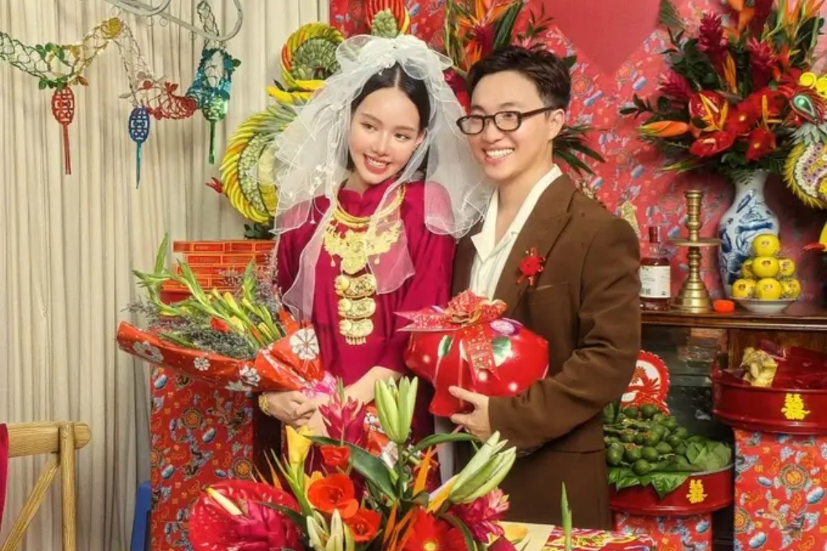 Cô dâu mặc áo dài truyền thống cầm bó lay ơn. (Ảnh: Sưu tầm)