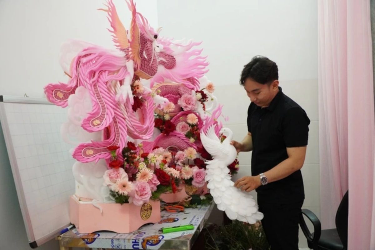 Môi trường làm việc trong nghề trang trí tiệc cưới với các thách thức như giờ giấc thất thường, di chuyển, và áp lực thời gian. (Ảnh: Sưu tầm)