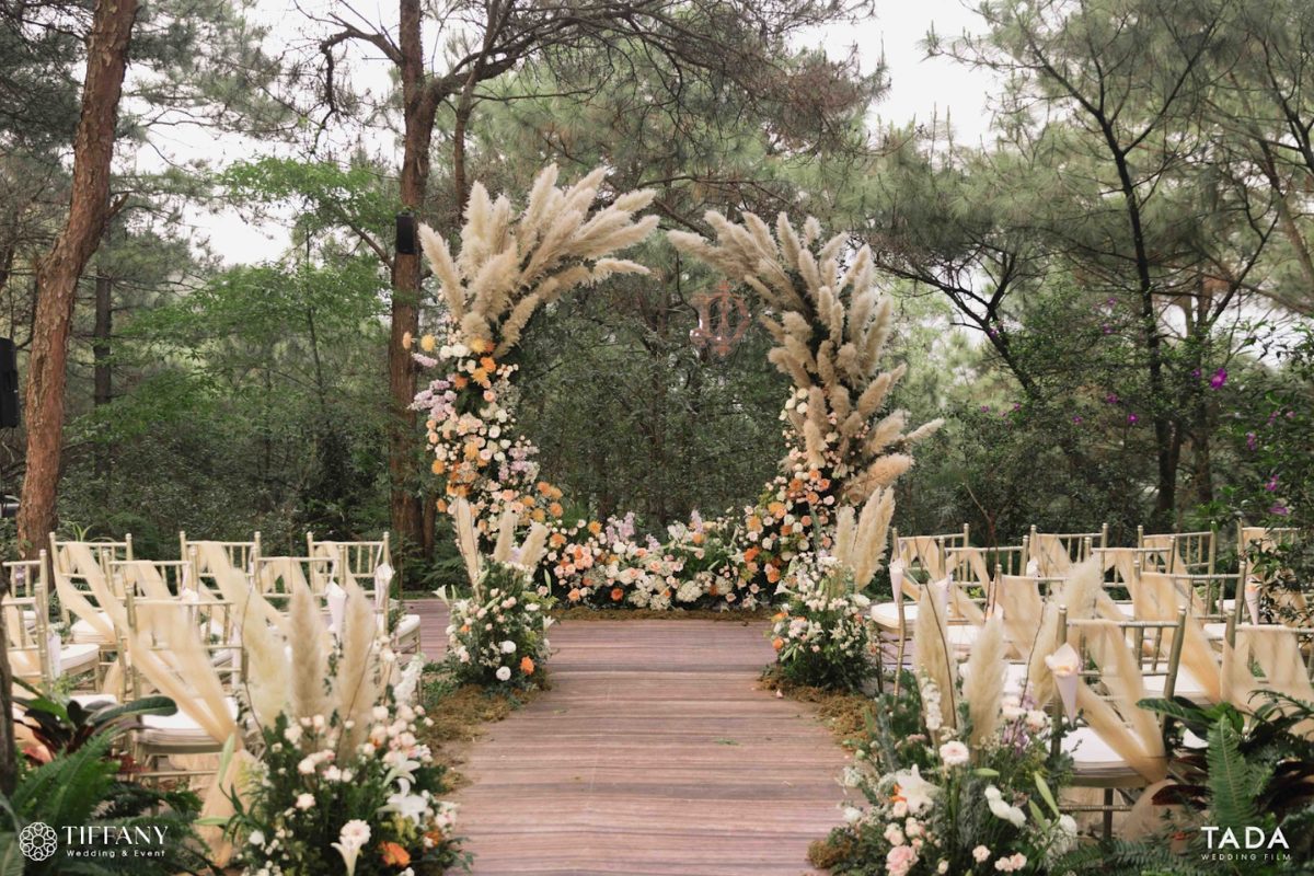 Ghế cưới trang trí khăn voan trắng buộc chéo dịu dàng. (Ảnh: TIFF.vn)