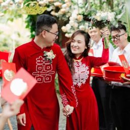 Dán chữ hỷ trong phòng cưới