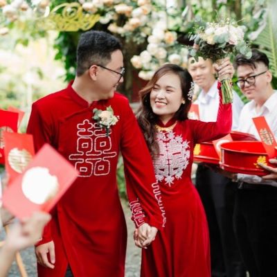 Dán chữ hỷ trong phòng cưới