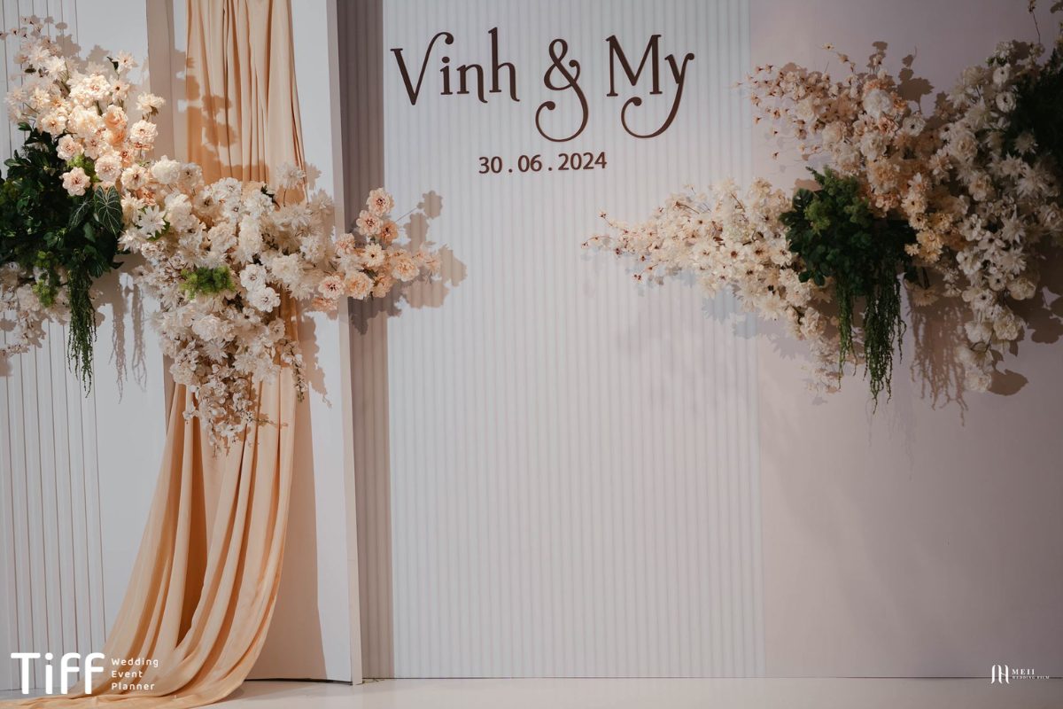 Backdrop đám cưới hiện đại, tối giản (Ảnh: TIFF.vn)