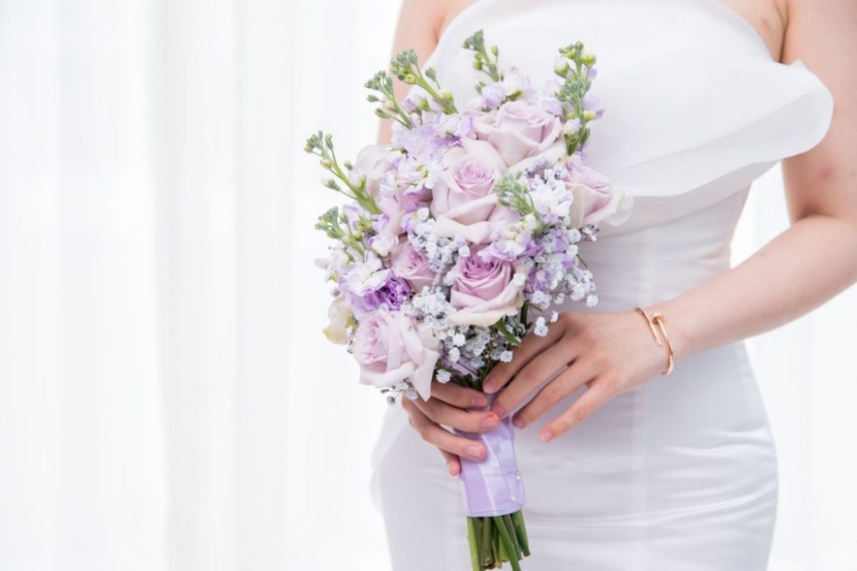 Cách cầm hoa cần đúng để giữ nét đẹp truyền thống (Ảnh: Sưu tầm)