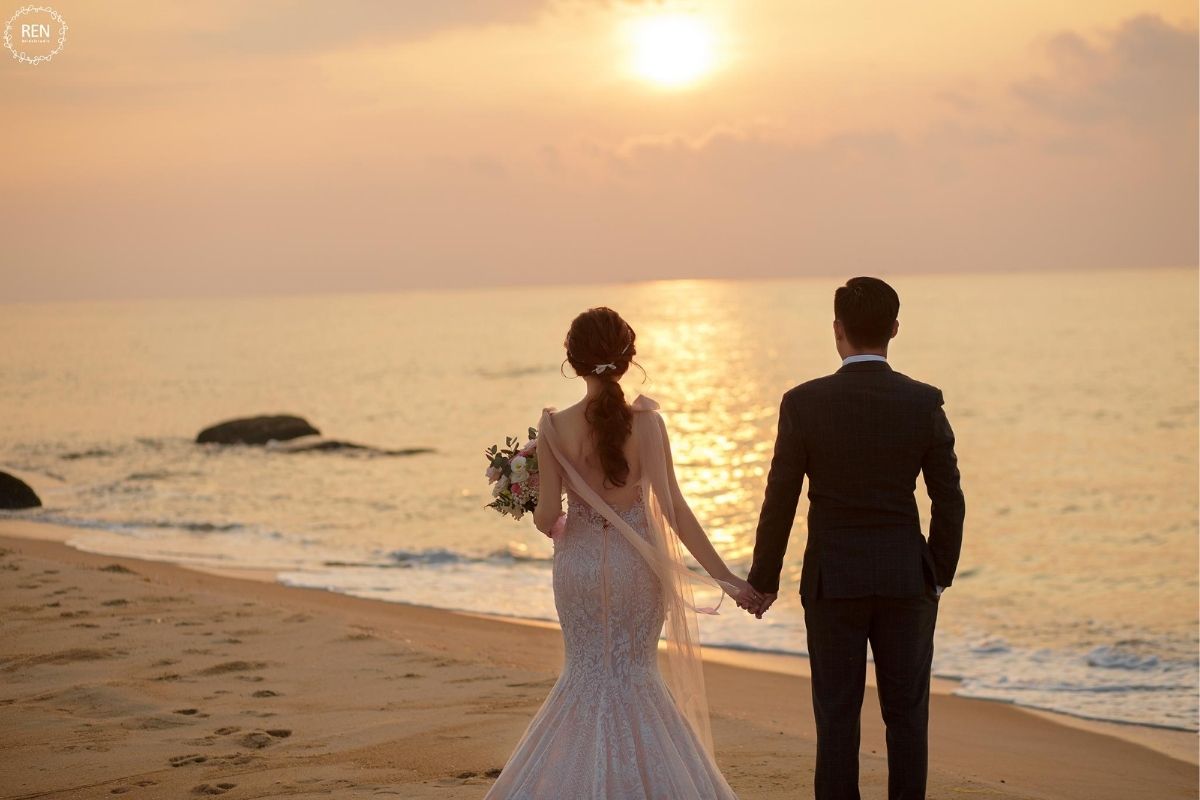 Chụp ảnh cưới hoàng hôn trên biển (Ảnh: Sưu tầm)