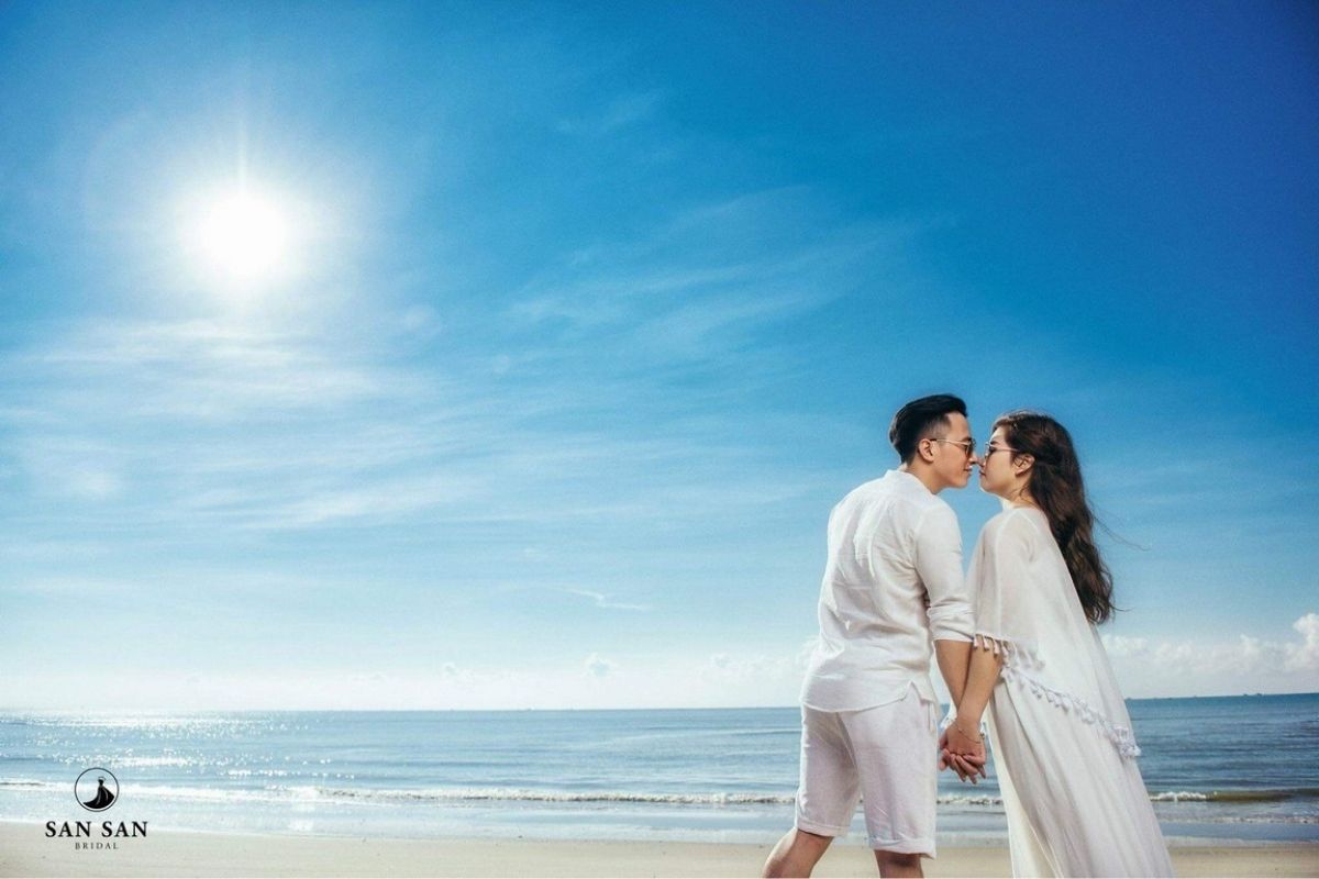 Chụp ảnh cưới trên bãi cát trắng (Ảnh: Sưu tầm)