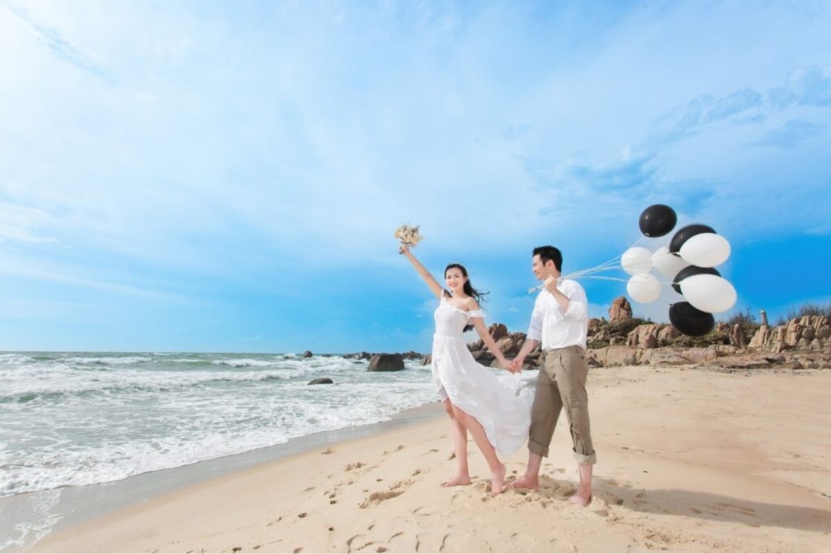 Chụp ảnh cưới với bong bóng bay (Ảnh: Sưu tầm)