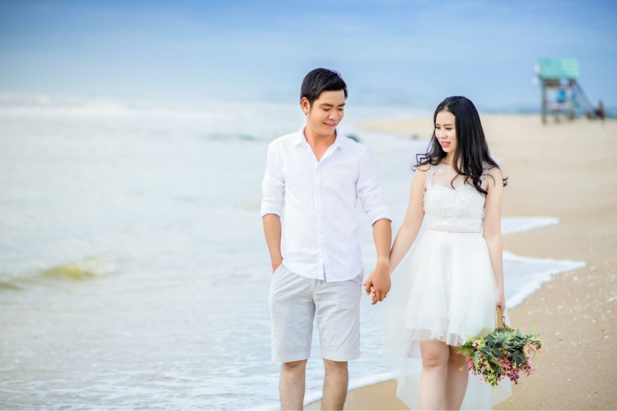 Chụp ảnh cưới với hoa tươi (Ảnh: Sưu tầm)