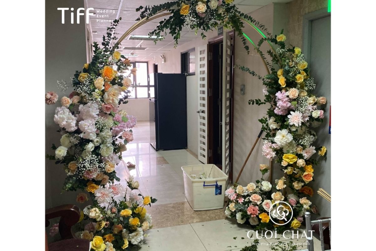 Cổng hoa bình dân sử dụng hoa nội địa, thiết kế đơn giản (Ảnh: TIFF)