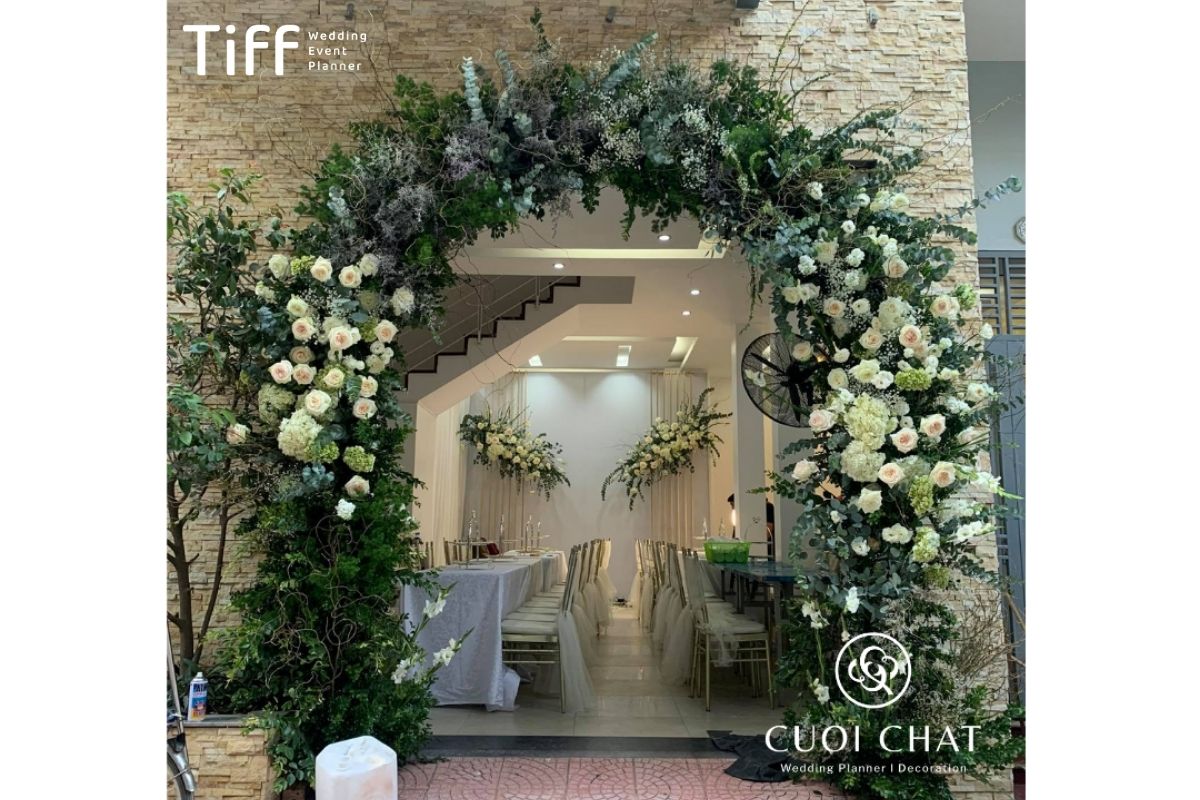 Cổng hoa tròn mềm mại, tượng trưng cho sự trọn vẹn hạnh phúc (Ảnh: TIFF)